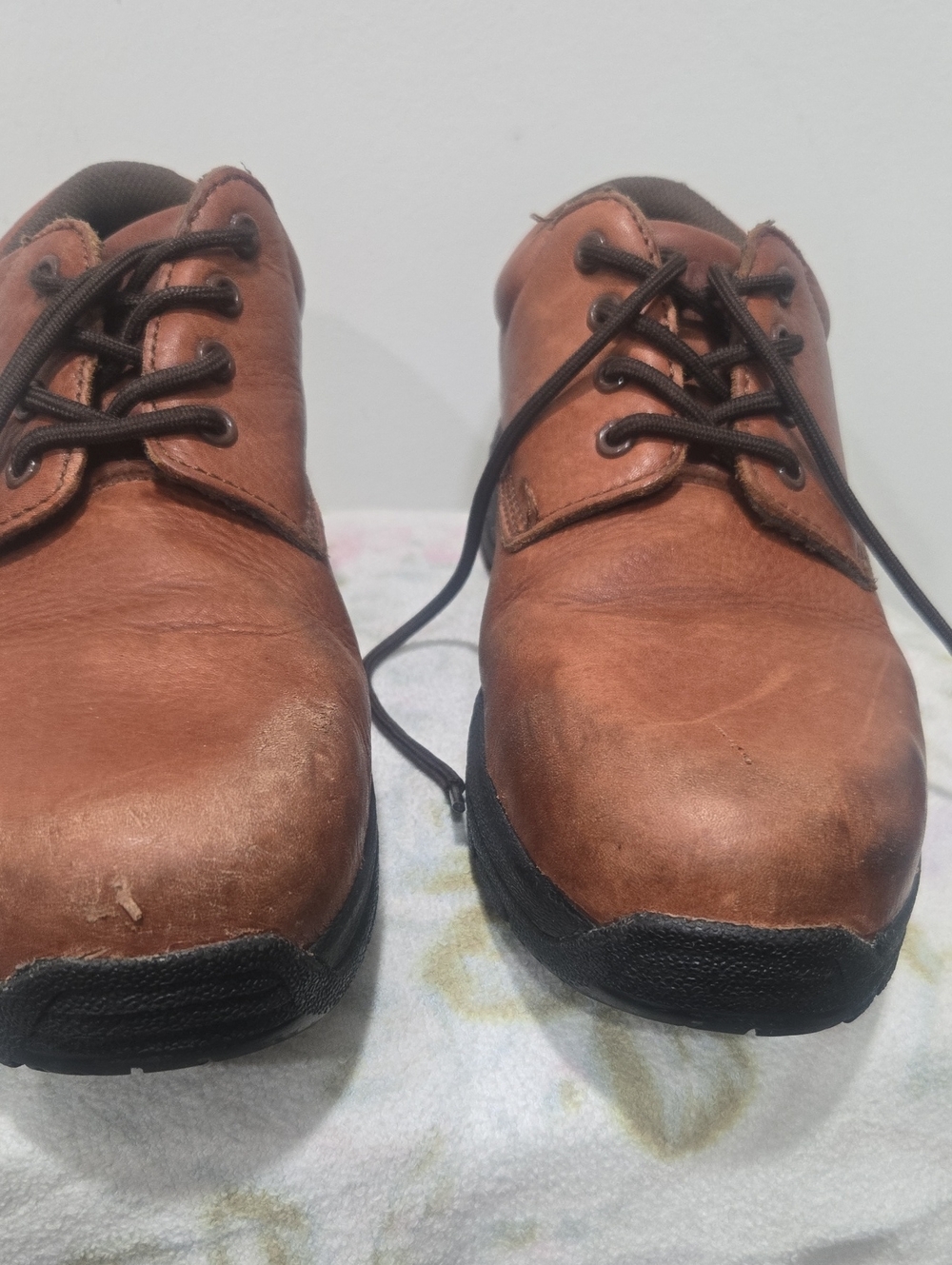 Men's Brown Leather Chukka Boots with Lace-Up Closure